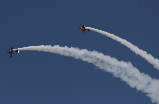 Akrobasi pilotu baba-kız uçaklarıyla gösteri yaptı